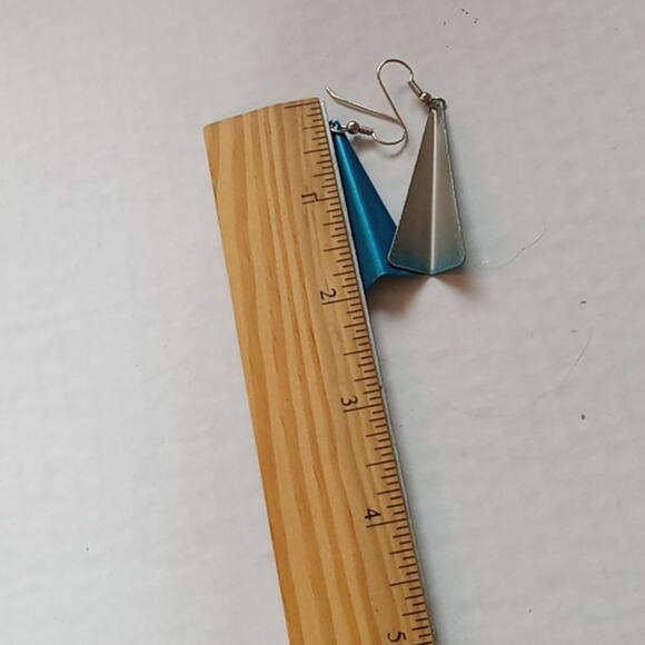 Vintage aqua metal Triangle dangle earrings. - Picture 4 of 4